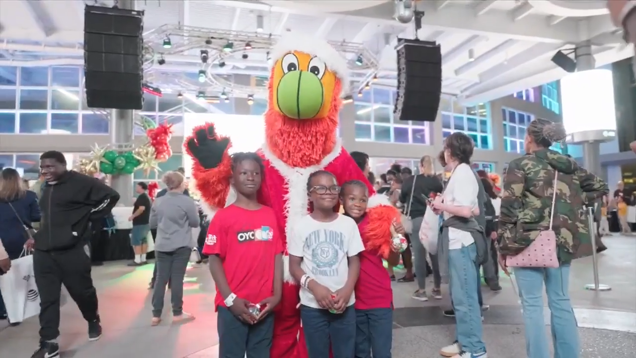 Miami Heat gift laptops, school supplies to 300 students at annual holiday tech giveaway – WSVN 7News | Miami News, Weather, Sports | Fort Lauderdale
