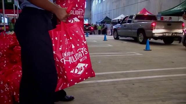 CAMACOL hands out bags of food to over 700 families in need; annual distribution held at loanDepot Park’s garage