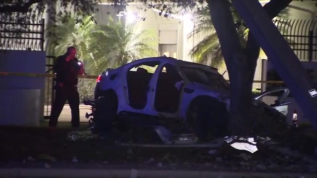 2 teens, 18-year-old killed after car hits light pole, bus stop in Pompano Beach