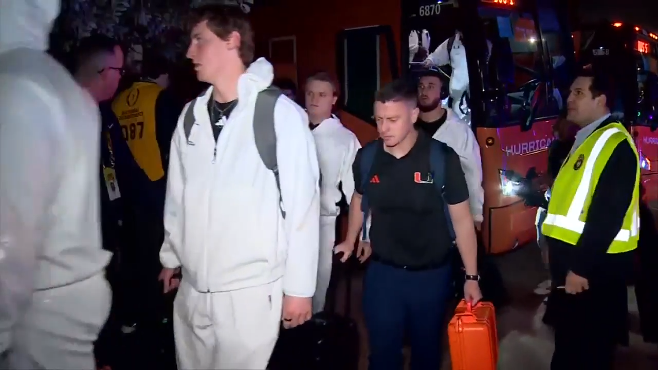 Canes players, coaches arrive at Miami Beach hotel ahead of CFP championship game – WSVN 7News | Miami News, Weather, Sports | Fort Lauderdale