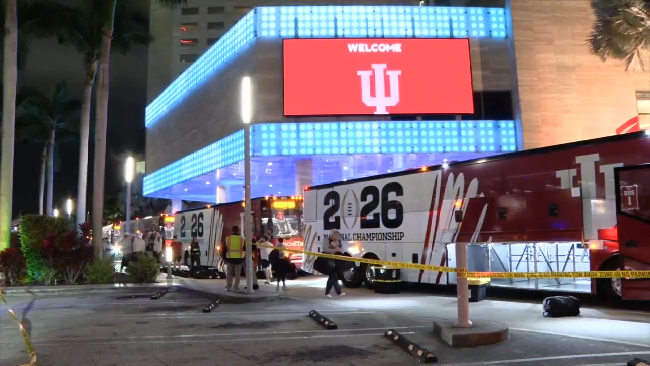 Indiana Hoosiers players, fans arrive in South Florida ahead of CFP championship game – WSVN 7News | Miami News, Weather, Sports | Fort Lauderdale
