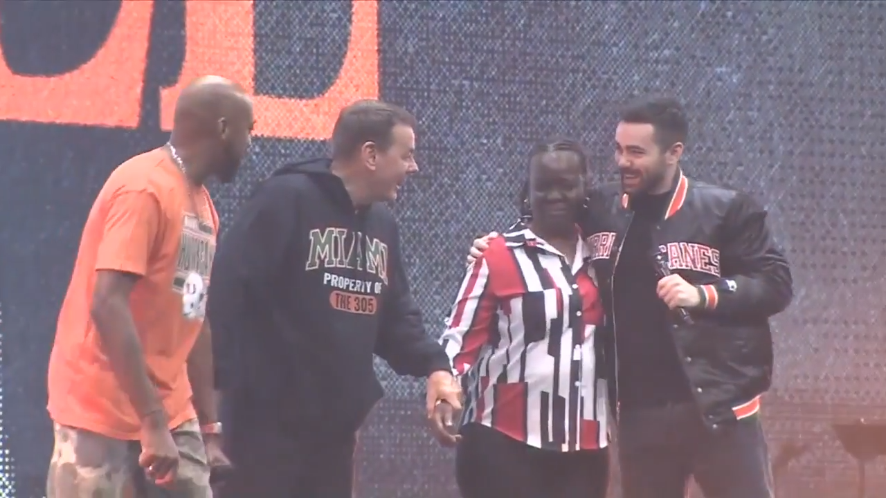 First Baptist Church in Fort Lauderdale gives away national championship tickets to lucky churchgoer