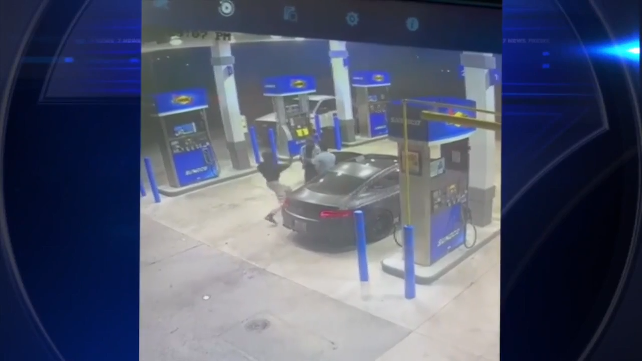 MIRAMAR, FLA. (WSVN) - An altercation escalated into gunfire at a gas station in Miramar, leaving a young man dead and sending two others to<a class="excerpt-read-more" href="https://wsvn.com/news/local/broward/19-year-old-dead-2-injured-after-altercation-at-miramar-gas-station-escalates-into-shooting-caught-on-video/">Read More</a>