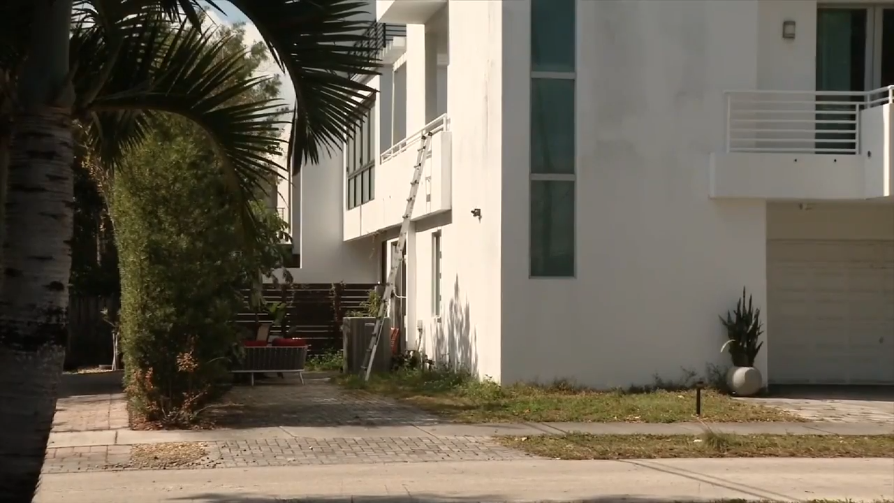 FORT LAUDERDALE, FLA. (WSVN) - Police made a deadly discovery inside a Fort Lauderdale home following a wellness check, and investigators say it may be<a class="excerpt-read-more" href="https://wsvn.com/news/local/broward/2-found-dead-inside-fort-lauderdale-home-after-wellness-check-investigators-say-homicide-is-connected-to-4-murders-in-sarasota/">Read More</a>