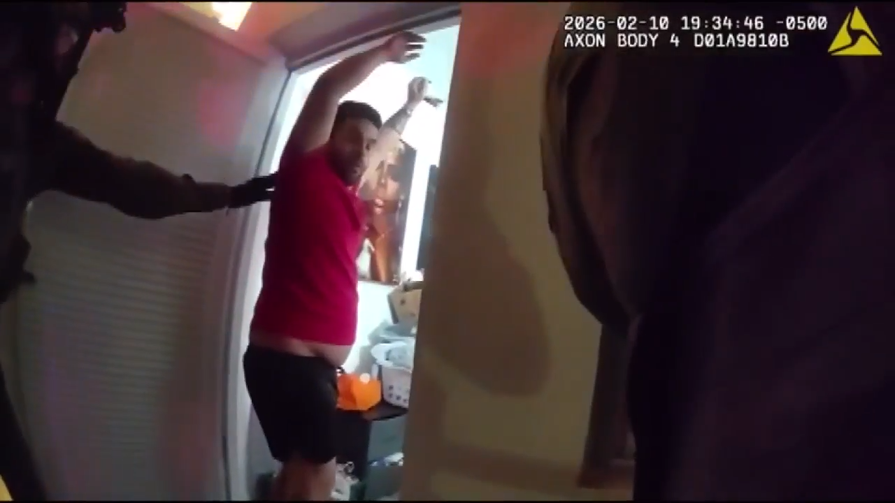 MIAMI BEACH, FLA. (WSVN) - Two suspected drug dealers were arrested near an elementary school in Miami Beach after an anonymous tip helped police crack<a class="excerpt-read-more" href="https://wsvn.com/news/local/miami-dade/anonymous-tip-lead-to-arrest-of-2-alleged-drug-dealers-in-miami-beach-police-say/">Read More</a>