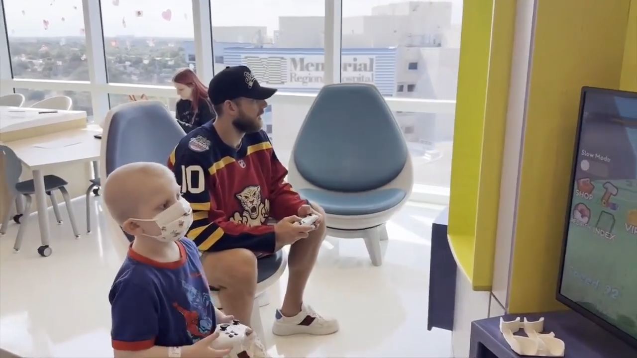 Florida Panthers forward AJ Greer visits Joe DiMaggio Children’s Hospital – WSVN 7News | Miami News, Weather, Sports | Fort Lauderdale