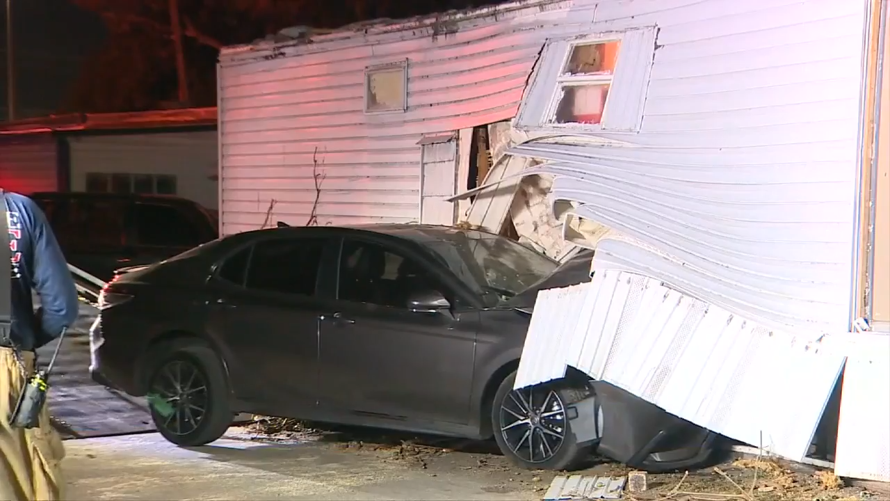 Vehicle crashes into mobile home in Davie; no injuries reported