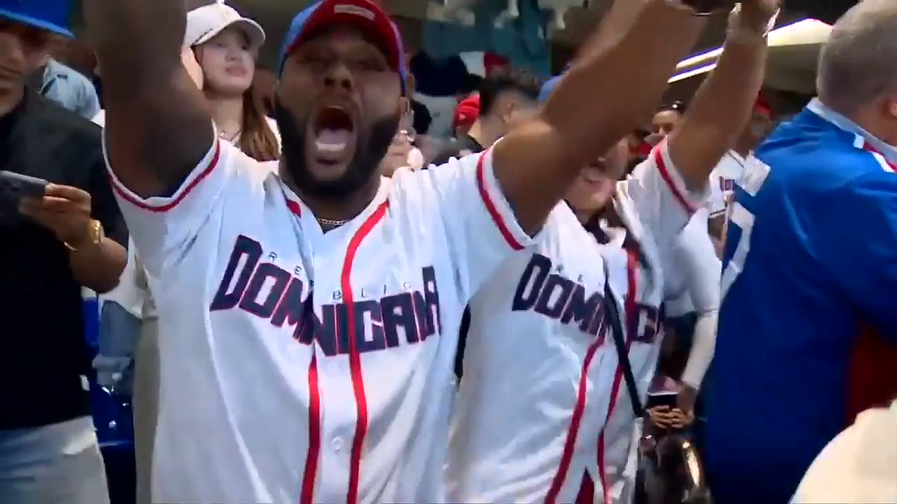 Ecstatic fans watch Dominican Republic take on Venezuela at loanDepot Park in WBC showdown – WSVN 7News | Miami News, Weather, Sports | Fort Lauderdale