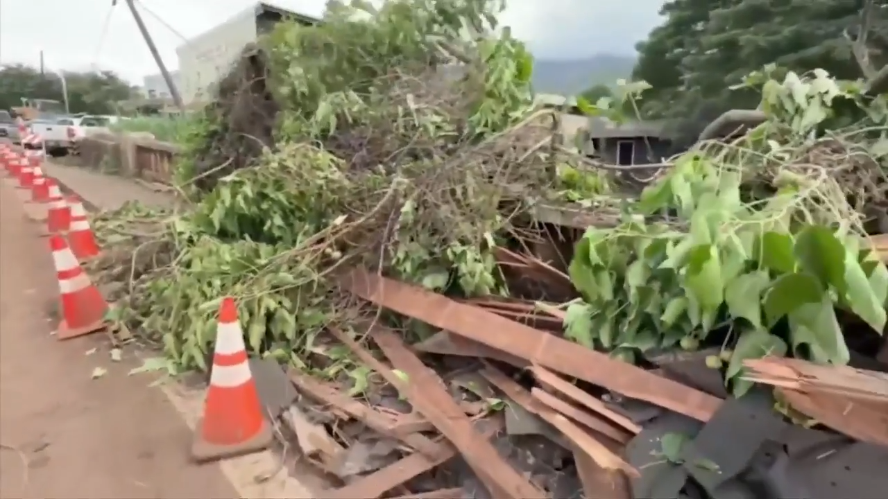 Historic Hawaii floods leave 2,000 people without power