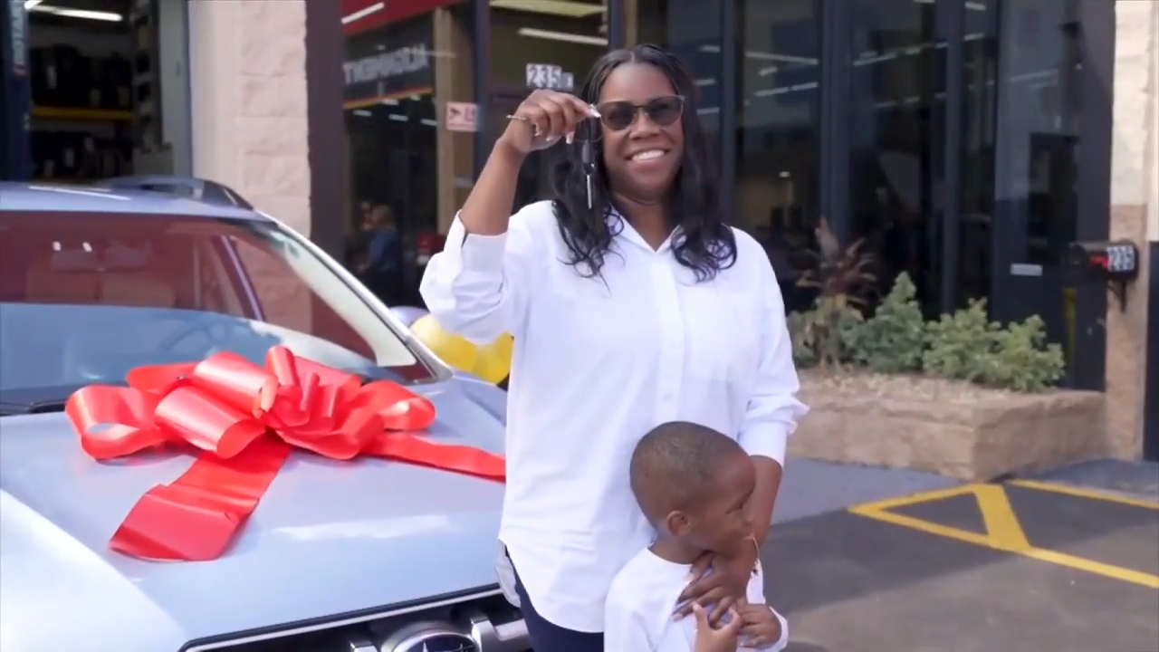 Community comes together to gift car to struggling mom facing hours-long commute