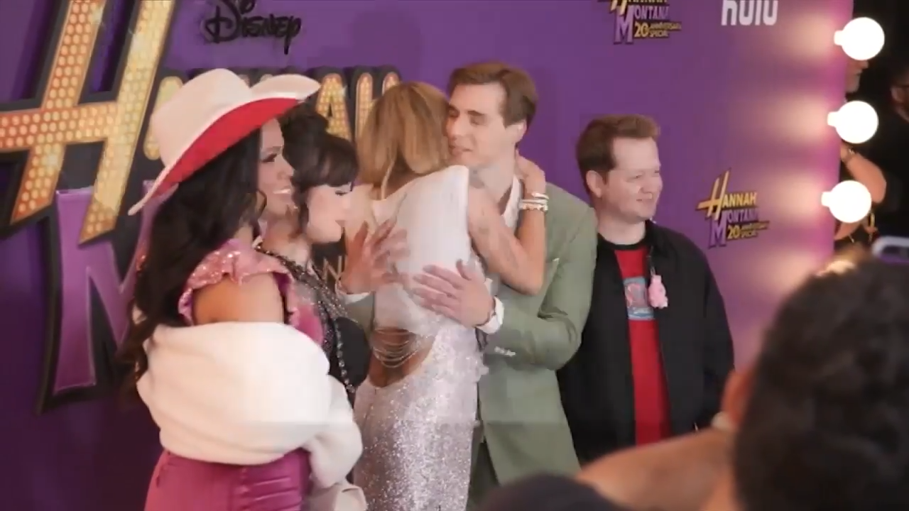 Deco gets the best of both worlds in the ‘Hannah Montana 20th Anniversary Special’