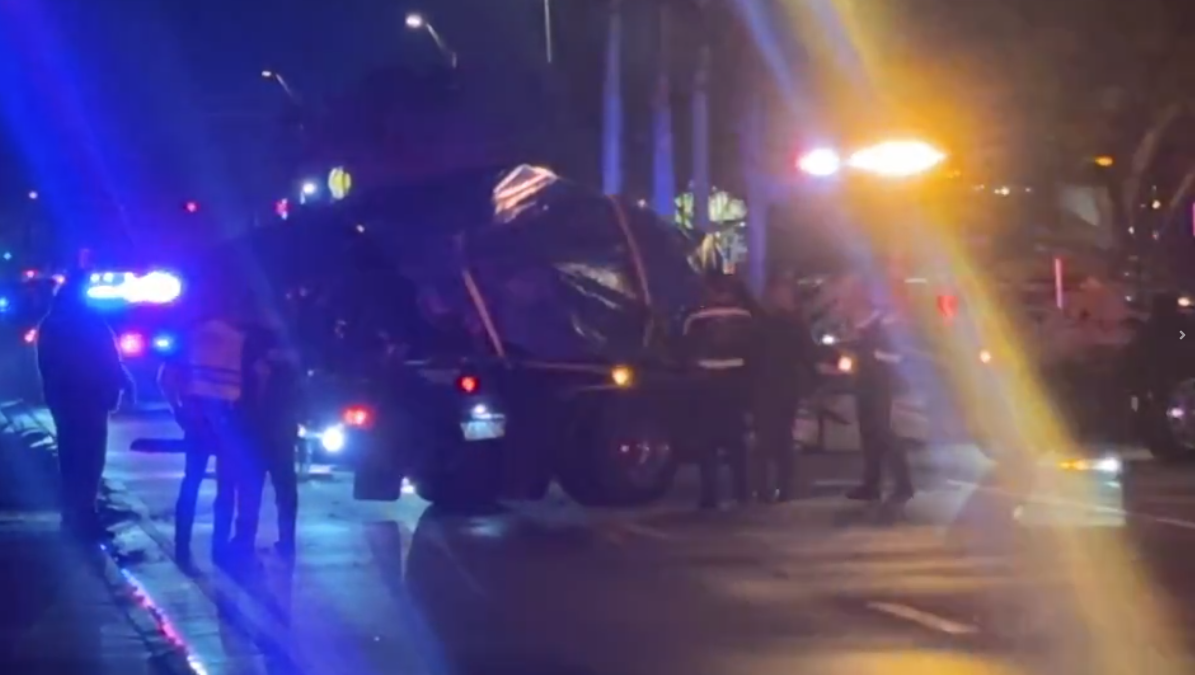 2 dead after car crashes into pole in Doral; authorities are investigating