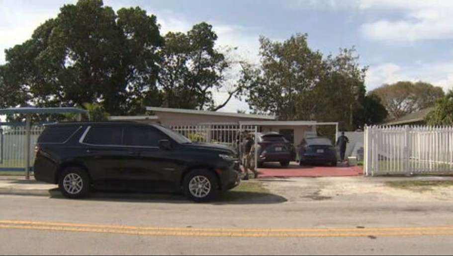 Federal agents raid NW Miami-Dade home - WSVN 7News | Miami News ...