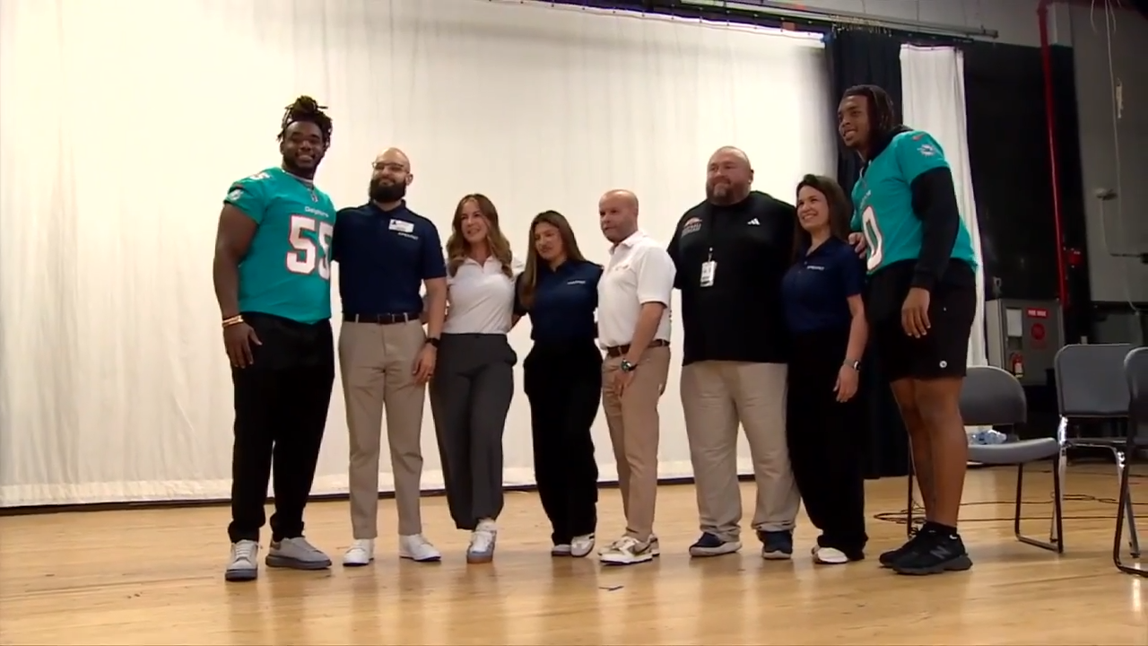 Former Miami Dolphin Alec Ingold hosts ‘Money Mini Camp’ at Northeast High School in Oakland Park – WSVN 7News | Miami News, Weather, Sports | Fort Lauderdale