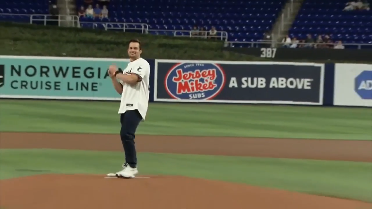 TV star Jon Ecker throws first pitch at Marlins game, shares thoughts on season finale of ‘Doc’ – WSVN 7News | Miami News, Weather, Sports | Fort Lauderdale