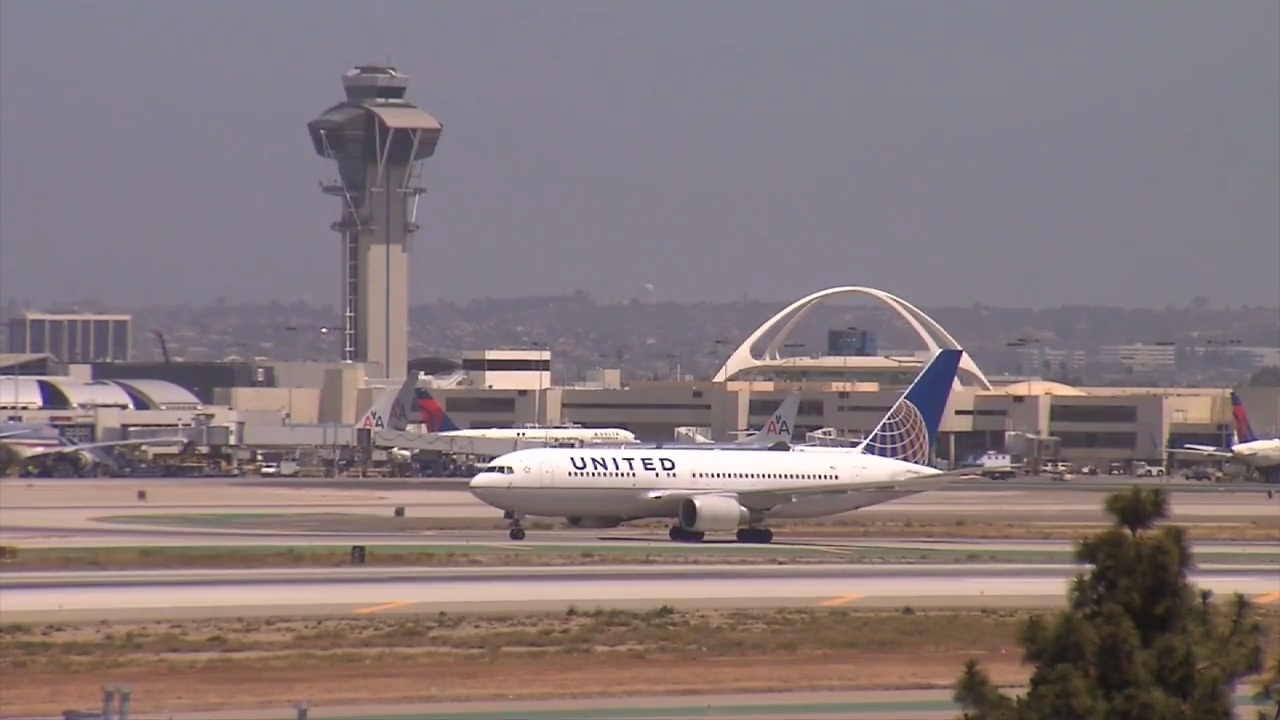 United Airlines CEO confirms he approached American about potential merger, but was rebuffed