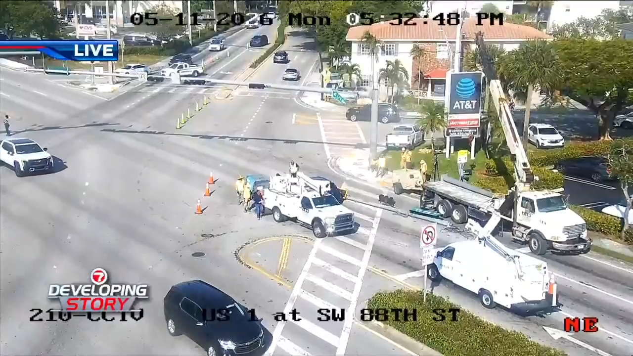 US1 NB lanes between SW 72nd Ave & 88th St closed after truck collides with traffic light