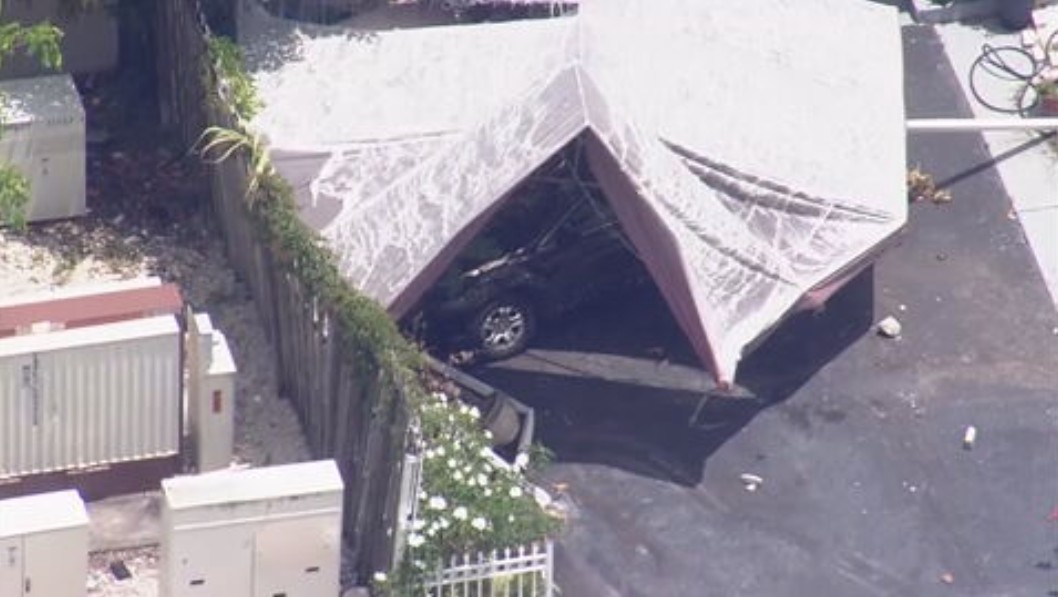 2 in custody after pursuit on stolen vehicle ends in crash against fence, bailout in West Park