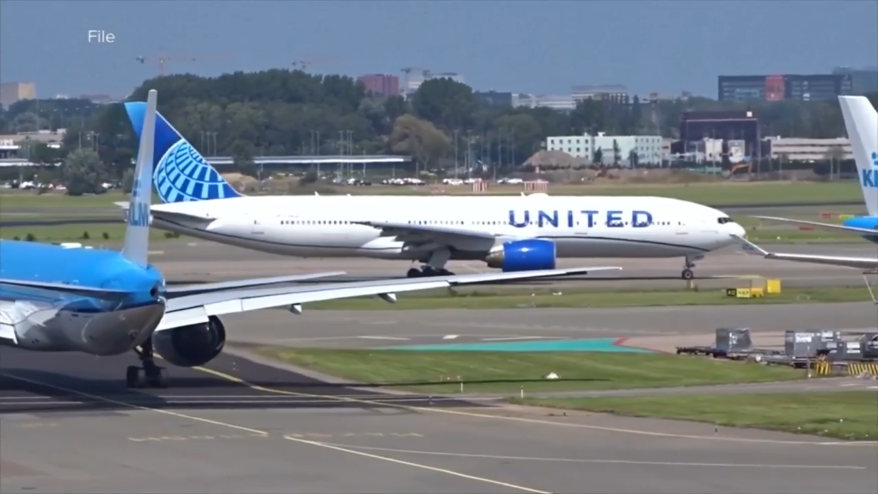 United flight landing in Newark strikes pole on New Jersey Turnpike, damages delivery truck