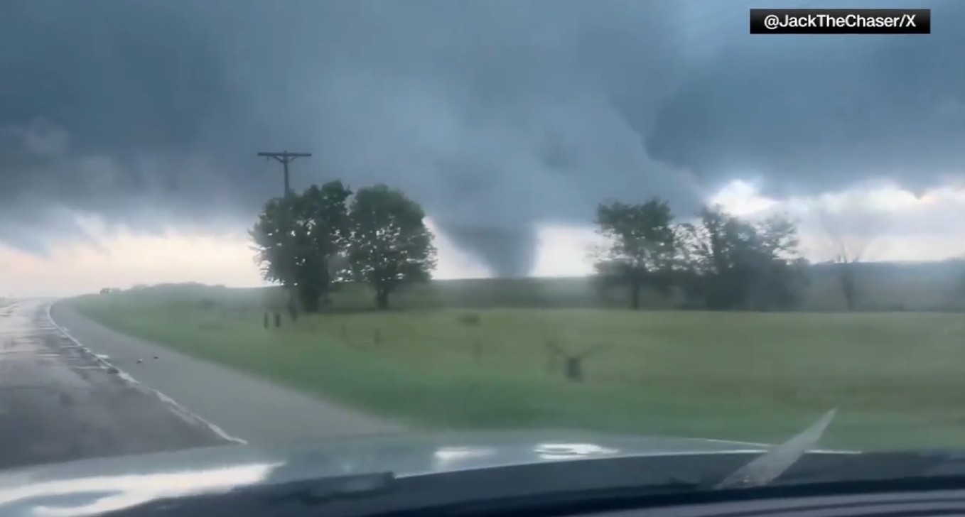 Storms knock out power in the Midwest and disrupt Chicago flights, high heat expected in East