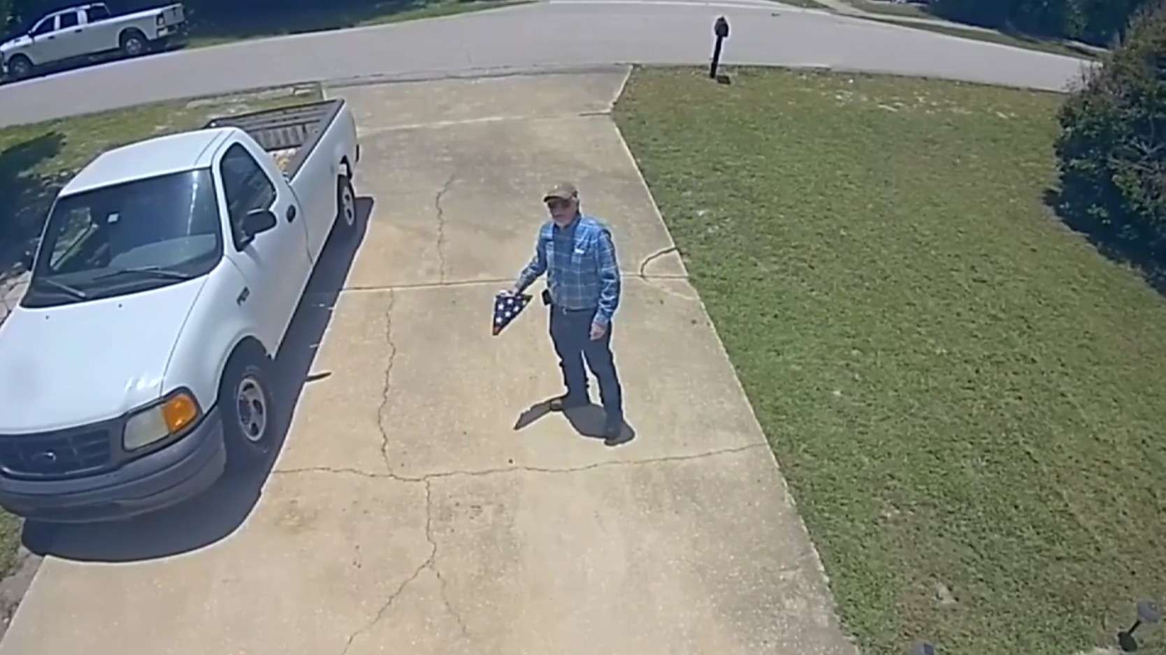 Man surprises neighbor with new US flag in Deltona