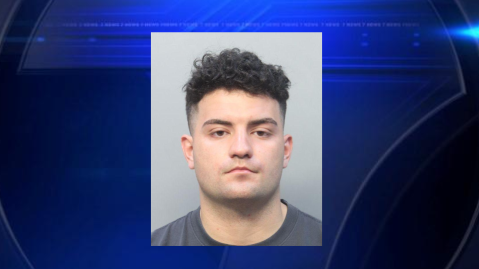 Miami man accused of posing as police officer, pointing gun at teen cyclist