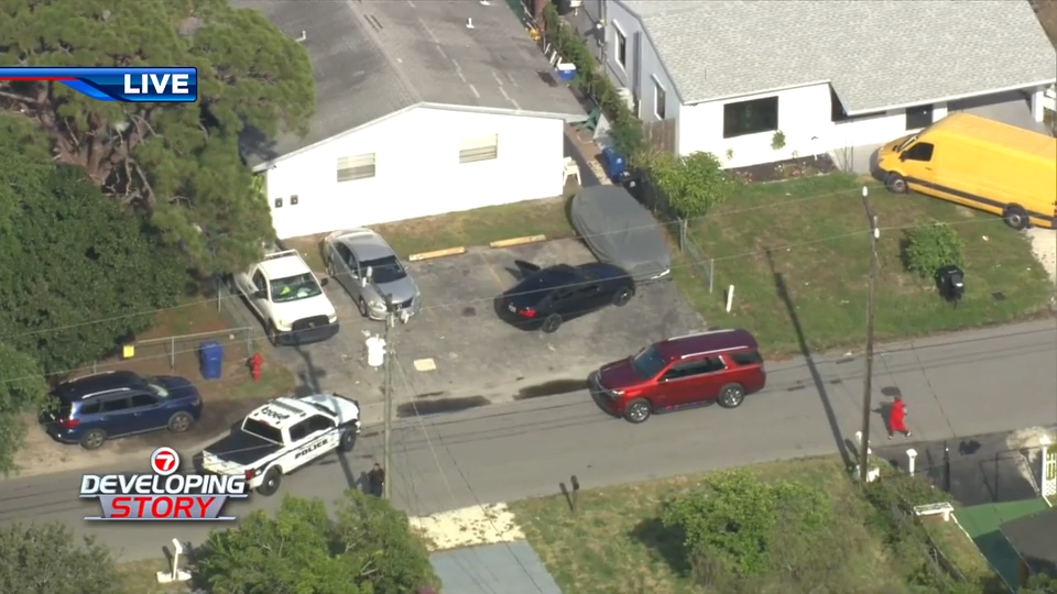 Police set up perimeter in Fort Lauderdale neighborhood