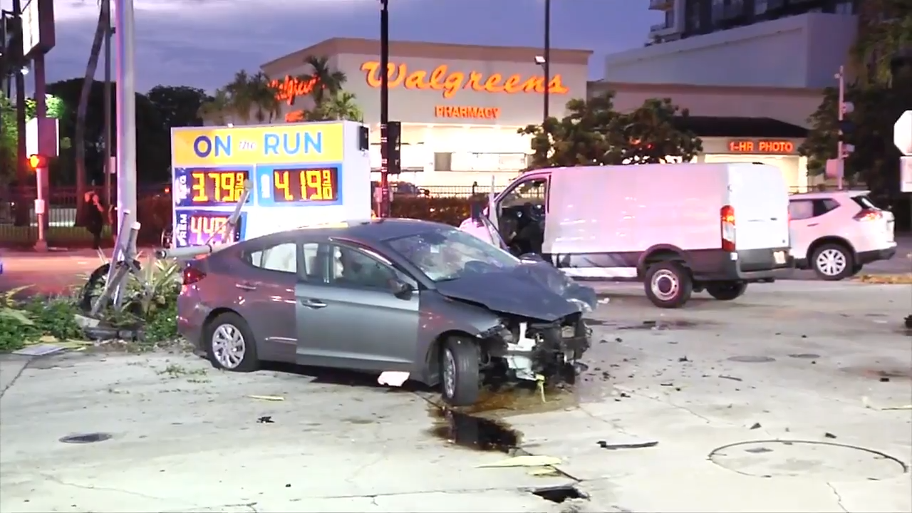 3 hospitalized, 1 with serious injuries, after multi-vehicle collision in downtown Miami; cause under investigation – WSVN 7News | Miami News, Weather, Sports | Fort Lauderdale