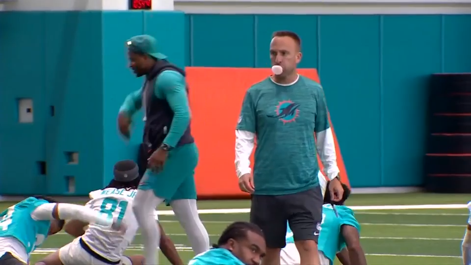 Dolphins’ Jeff Hafley spills secret on bubble gum-blowing technique with Josh Moser