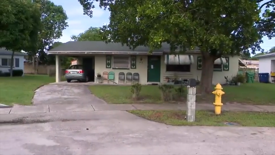Good Samaritan recounts saving elderly woman from burning home in Lauderhill; victim’s daughter says home is unlivable