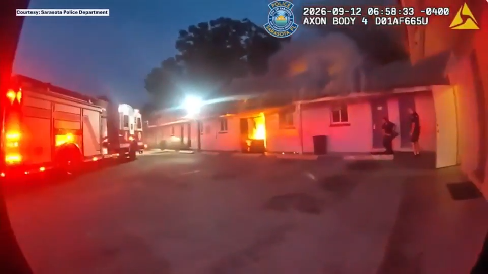 Police help evacuate Sarasota motel after fire ignites in room; 1 hospitalized