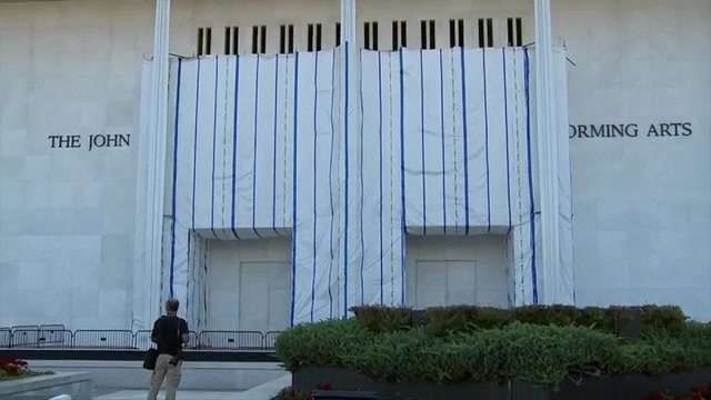 Fencing goes up around the main Kennedy Center building after Trump-aligned board votes to close it