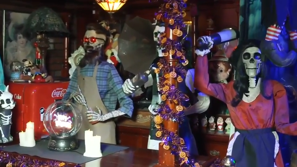 Ice cream parlor in Coral Springs gets spooky makeover with sweet treats and frightful animatronics