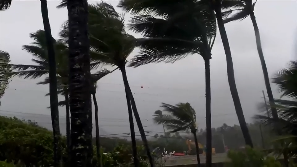 Hurricane Lowell damages homes, knocks out power to most of Kauai